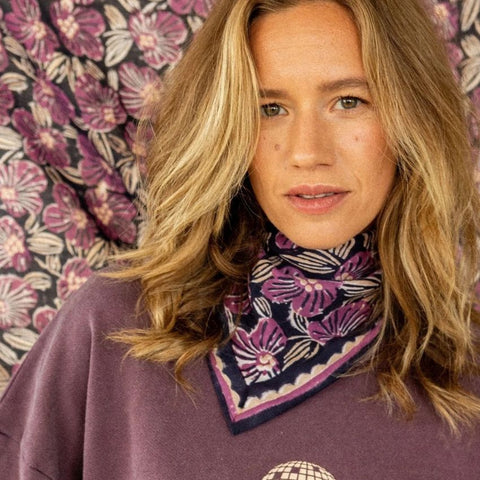 Small Foulard Manika - Amaryllis Navy Cherry